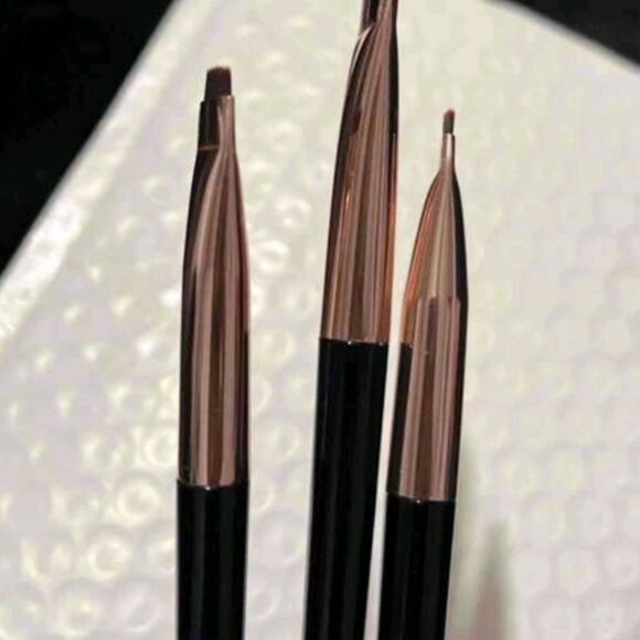 ๐5/$18โGold Angled Makeup Brushes for Precision Application - Picture 3 of 3